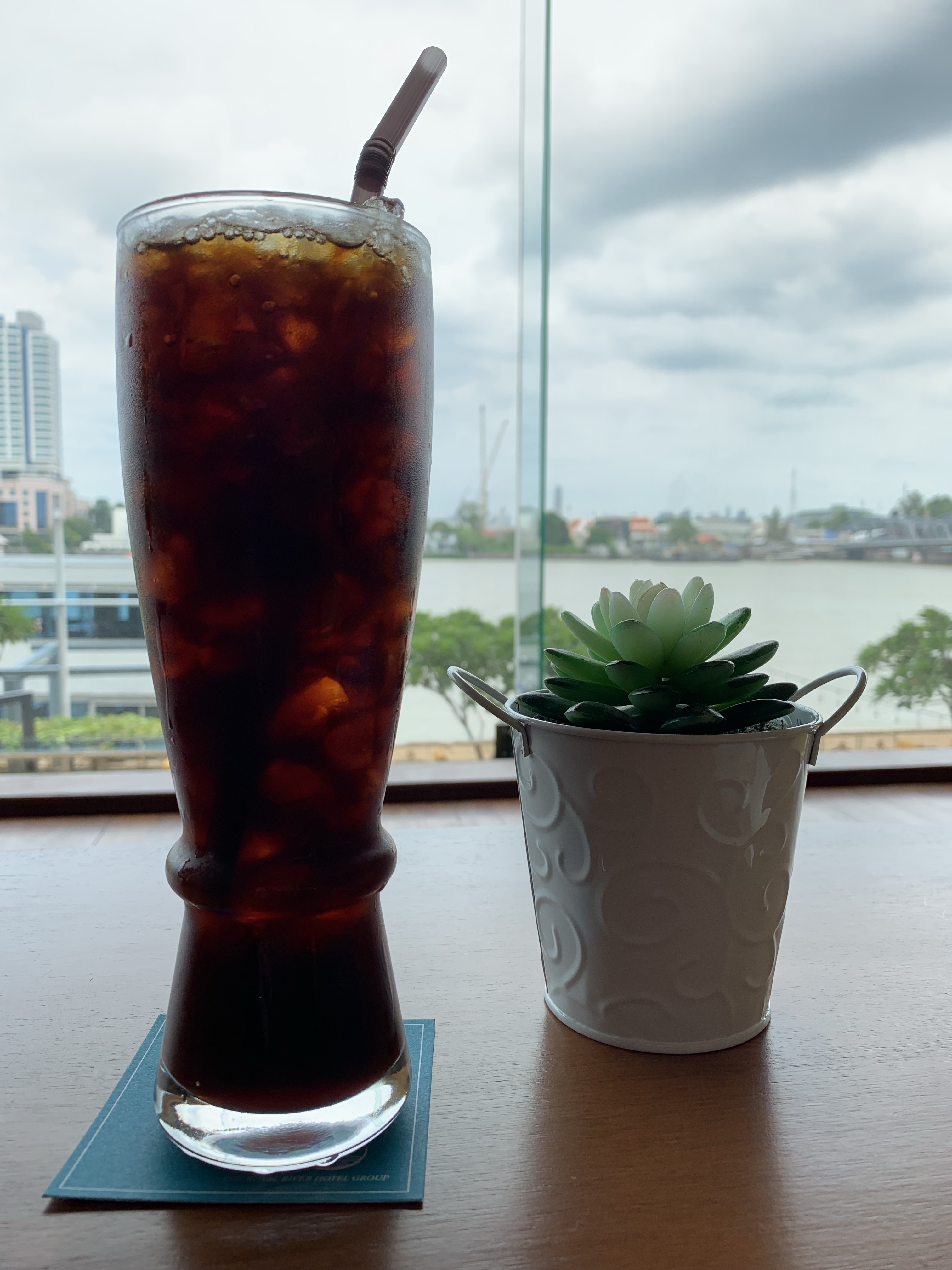 ดื่มกาแฟดูบรรยากาศริมน้ำเจ้าพระยา