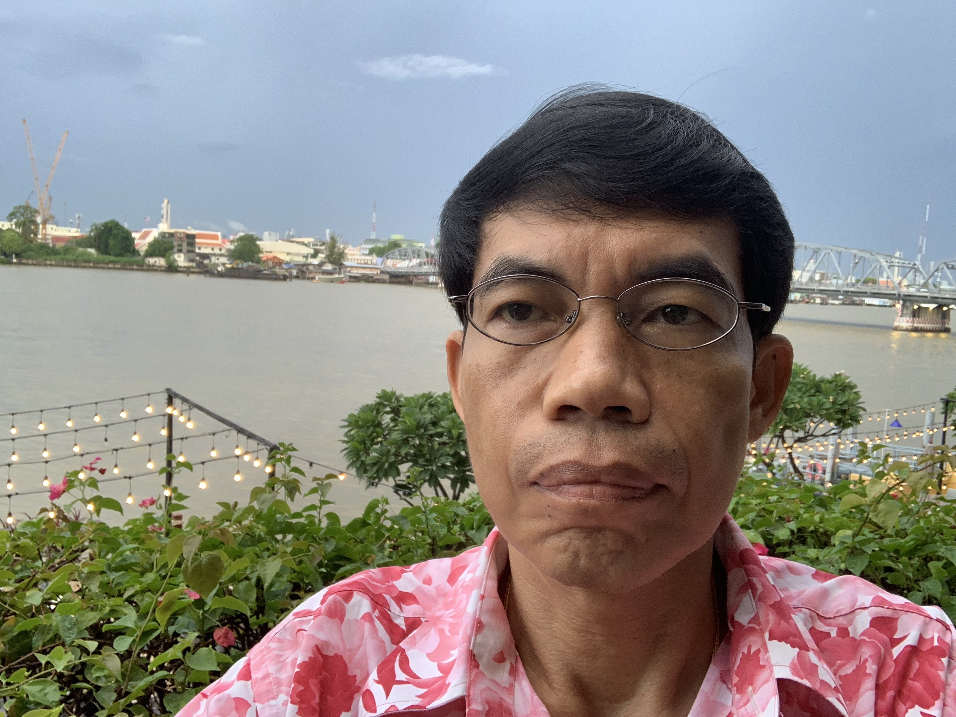 ดื่มกาแฟดูบรรยากาศริมน้ำเจ้าพระยา