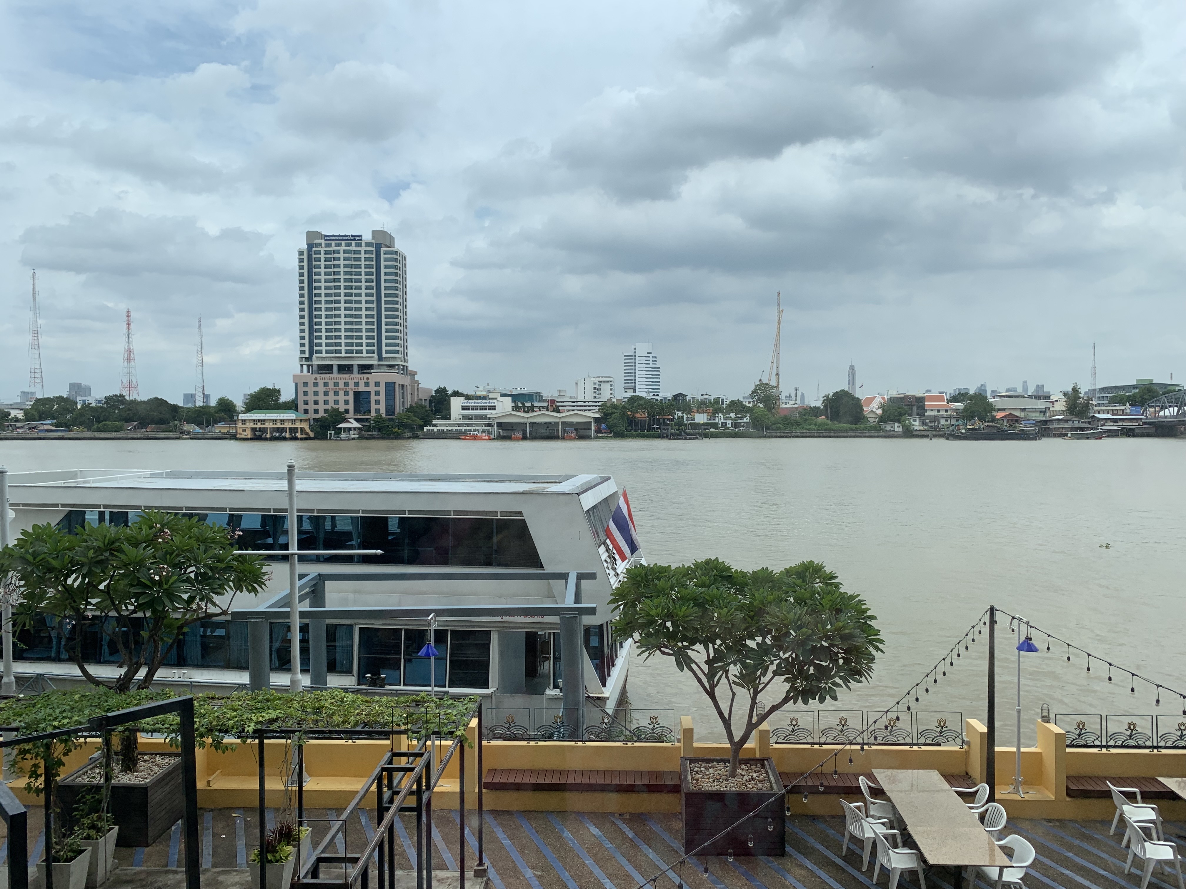 ดื่มกาแฟดูบรรยากาศริมน้ำเจ้าพระยา