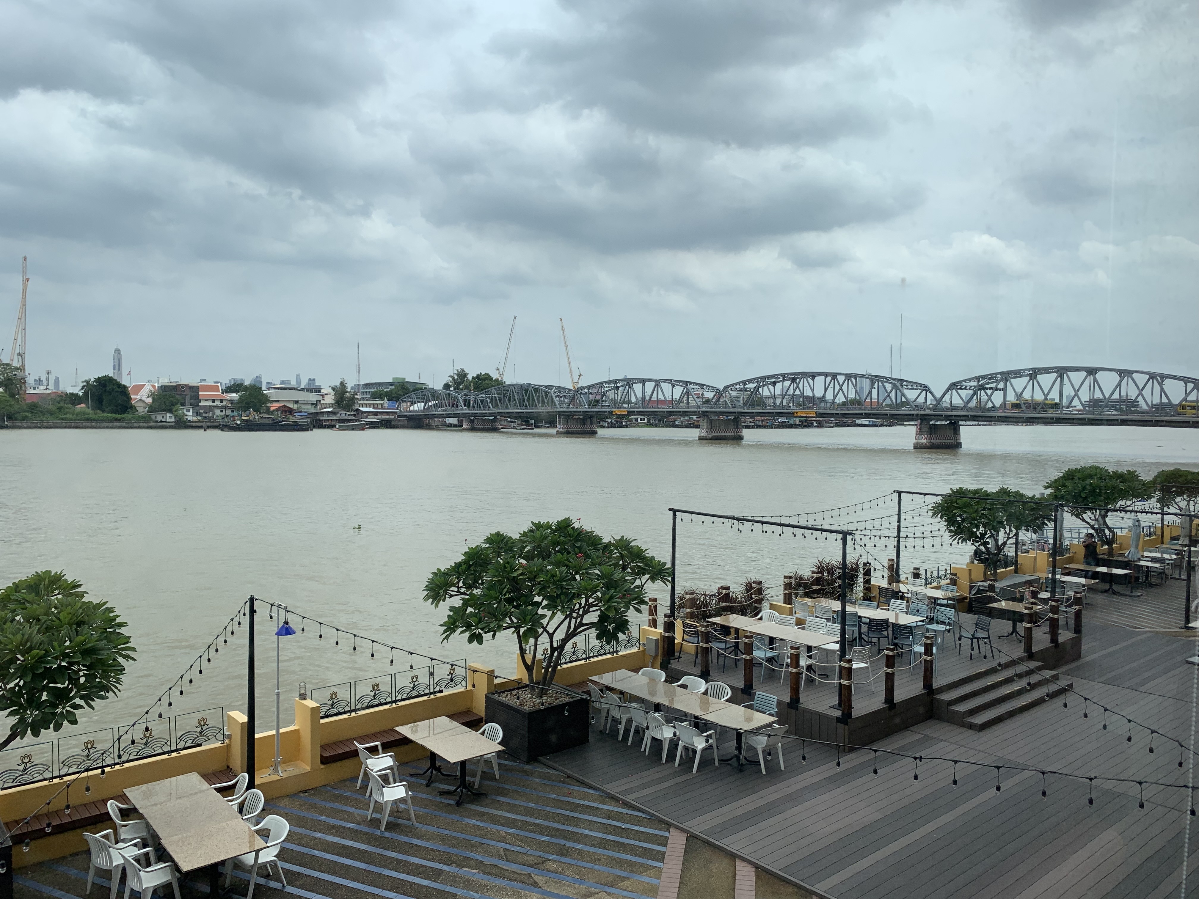 ดื่มกาแฟดูบรรยากาศริมน้ำเจ้าพระยา